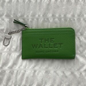 Like New Never Used Marc Jacobs 
THE LEATHER TOP ZIP MULTI WALLET